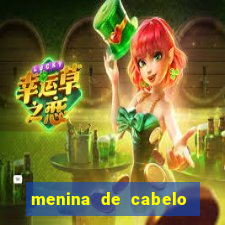 menina de cabelo cacheado fake no espelho