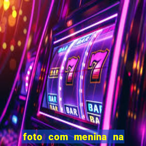 foto com menina na cama fake