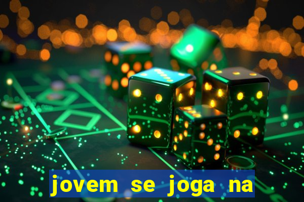 jovem se joga na linha do trem 2024