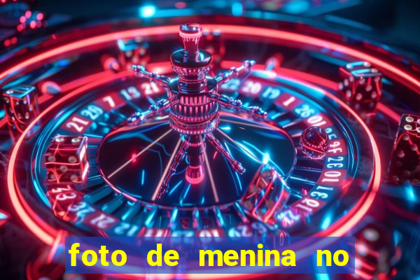 foto de menina no espelho cabelo cacheado